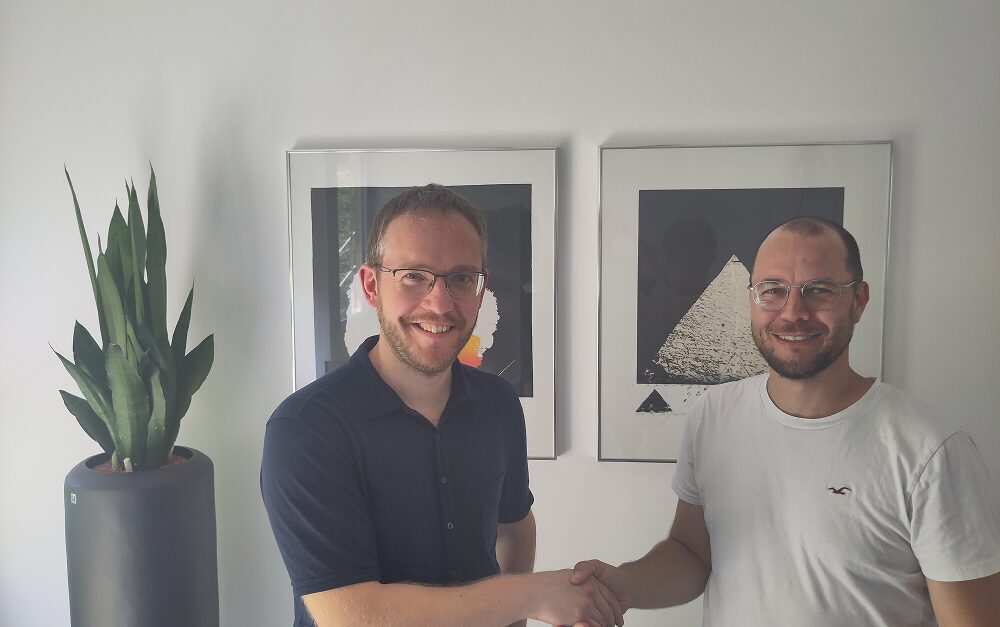 Geschäftsführer Richard Figura und neuer Prokurtist Florian Schliemann geben sich die Hand